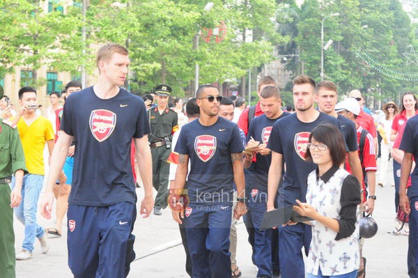 Sao Arsenal cực thân thiện với CĐV Việt Nam 2