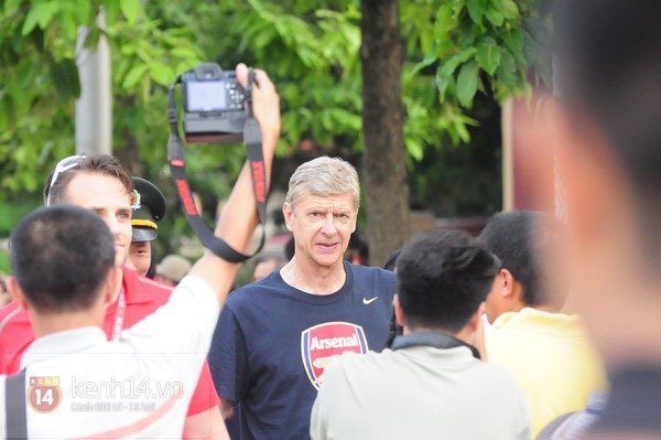 Sao Arsenal cực thân thiện với CĐV Việt Nam 1