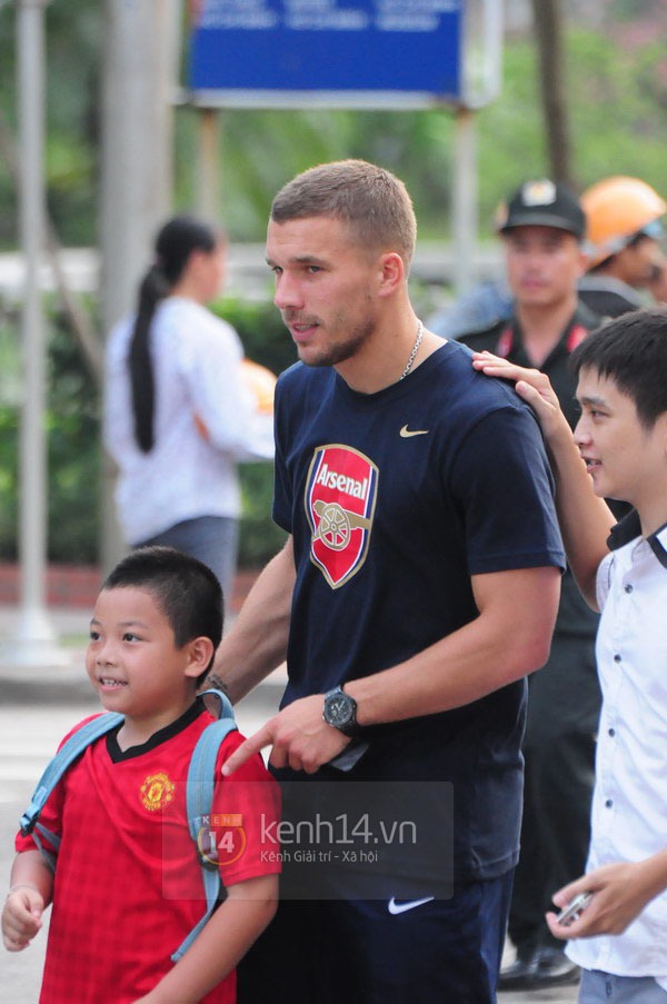 Sao Arsenal cực thân thiện với CĐV Việt Nam 8