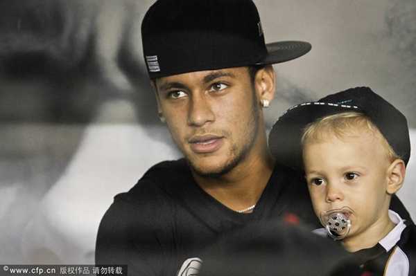 Thần đồng Neymar ẵm con ngồi xem Santos thi đấu 1