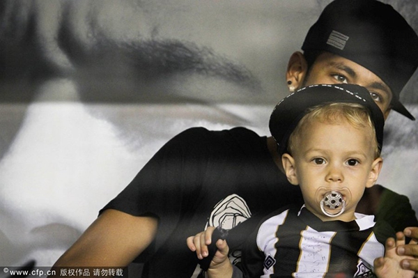Thần đồng Neymar ẵm con ngồi xem Santos thi đấu 4