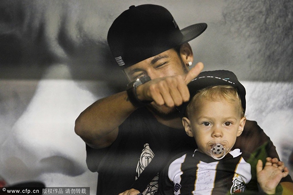 Thần đồng Neymar ẵm con ngồi xem Santos thi đấu 5
