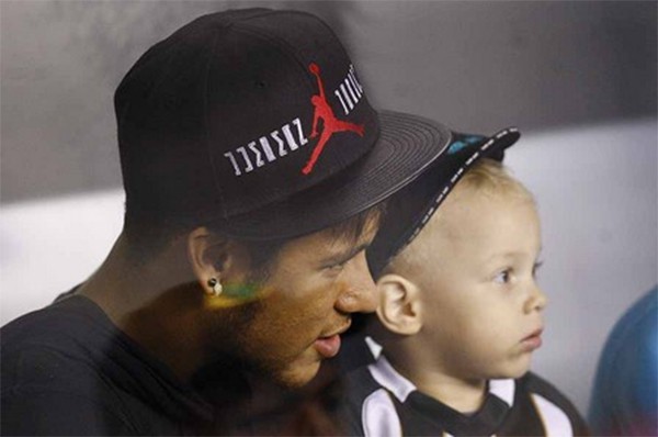 Thần đồng Neymar ẵm con ngồi xem Santos thi đấu 6