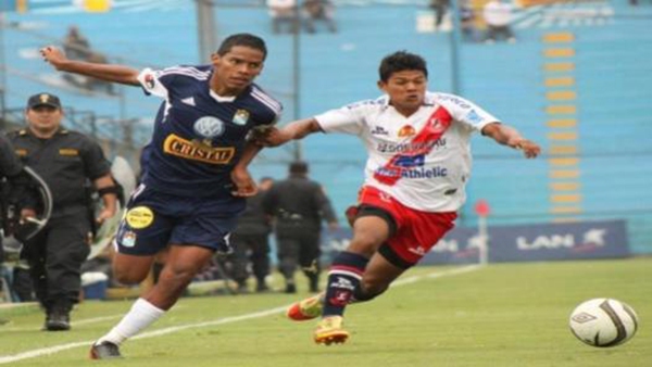 Thi đấu ở độ cao hơn 3.000m, cầu thủ U18 Peru chết ngay trên sân 4