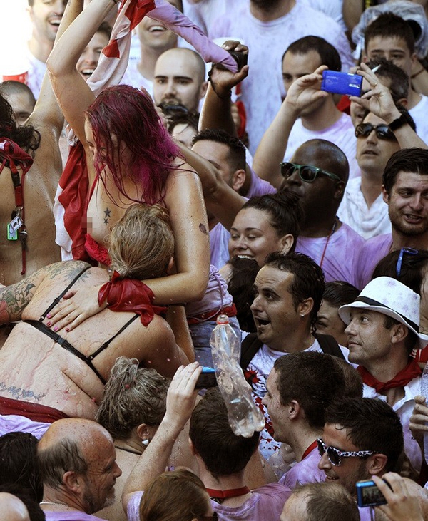 Ngắm những cô gái nóng bỏng tại Lễ hội “chạy bò” ở Tây Ban Nha 24