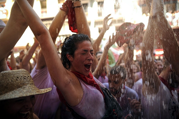 Ngắm những cô gái nóng bỏng tại Lễ hội “chạy bò” ở Tây Ban Nha 6