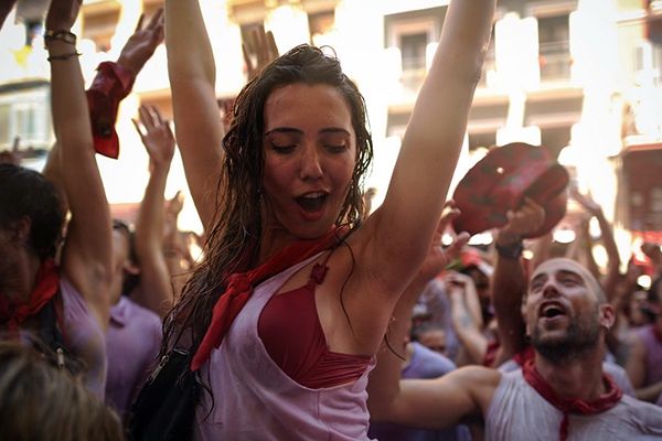 Ngắm những cô gái nóng bỏng tại Lễ hội “chạy bò” ở Tây Ban Nha 7