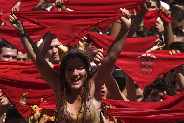 Ngắm những cô gái nóng bỏng tại Lễ hội “chạy bò” ở Tây Ban Nha 8