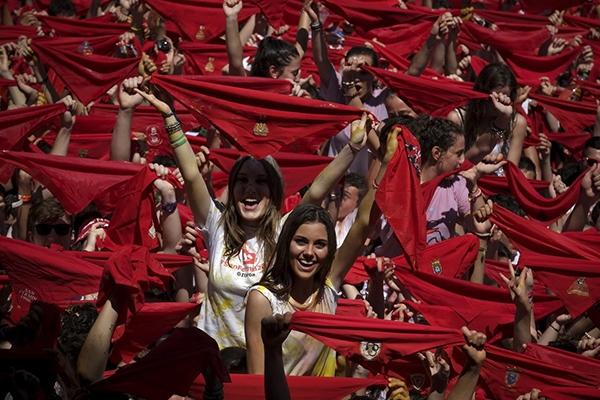 Ngắm những cô gái nóng bỏng tại Lễ hội “chạy bò” ở Tây Ban Nha 9