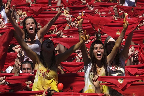 Ngắm những cô gái nóng bỏng tại Lễ hội “chạy bò” ở Tây Ban Nha 10
