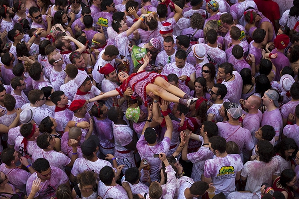 Ngắm những cô gái nóng bỏng tại Lễ hội “chạy bò” ở Tây Ban Nha 11