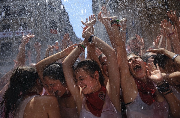 Ngắm những cô gái nóng bỏng tại Lễ hội “chạy bò” ở Tây Ban Nha 13