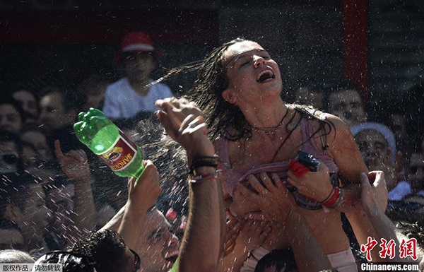Ngắm những cô gái nóng bỏng tại Lễ hội “chạy bò” ở Tây Ban Nha 21