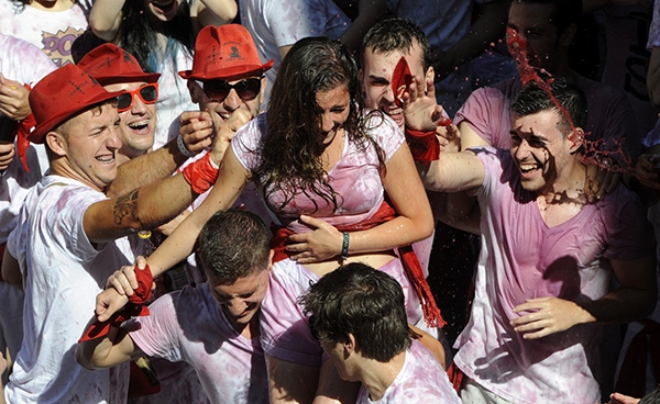Ngắm những cô gái nóng bỏng tại Lễ hội “chạy bò” ở Tây Ban Nha 15