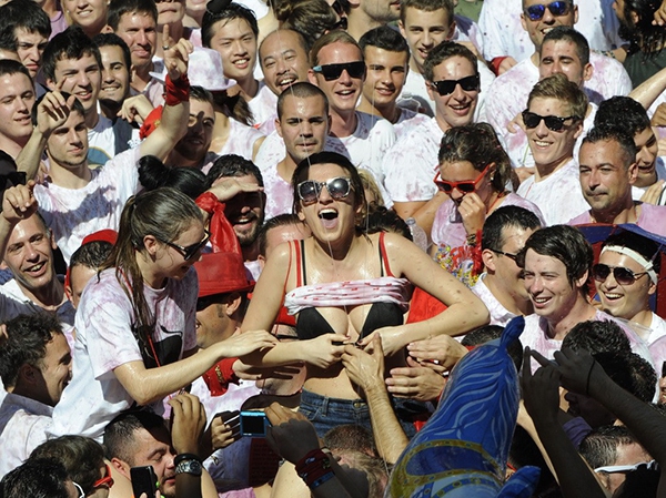 Ngắm những cô gái nóng bỏng tại Lễ hội “chạy bò” ở Tây Ban Nha 23