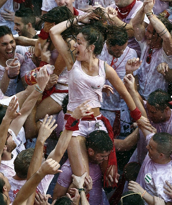 Ngắm những cô gái nóng bỏng tại Lễ hội “chạy bò” ở Tây Ban Nha 16