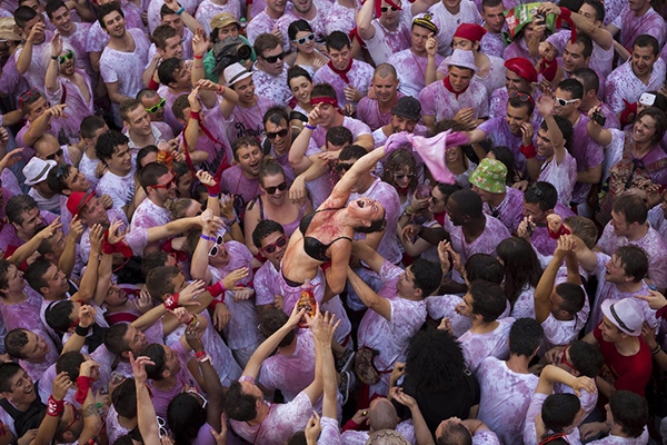 Ngắm những cô gái nóng bỏng tại Lễ hội “chạy bò” ở Tây Ban Nha 22