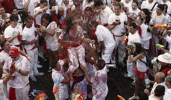 Ngắm những cô gái nóng bỏng tại Lễ hội “chạy bò” ở Tây Ban Nha 17