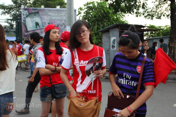 Khán giả ngồi chật kín sân Mỹ Đình cổ vũ Arsenal đá tập 4