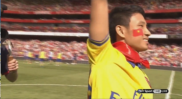 Cờ Việt Nam tung bay cùng “Running Man” Vũ Xuân Tiến trên SVĐ của Arsenal 3