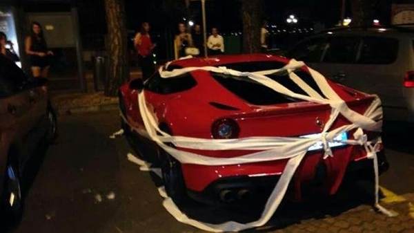 Không ký tặng fan, siêu xe của Balotelli ngập trong đống giấy vệ sinh 1