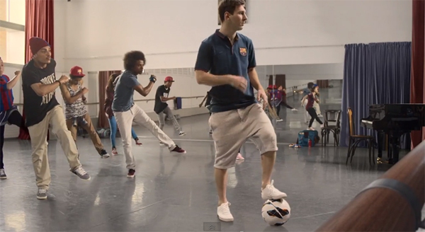 Messi dạy nhảy, Pique sắm vai nhân viên văn phòng tại "hòn đảo Barcelona" 8