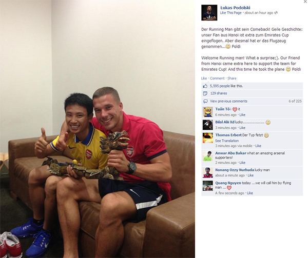 Podolski vui mừng chia sẻ ảnh chụp cùng “người bạn từ Hà Nội” Vũ Xuân Tiến 1