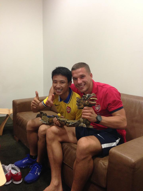 Podolski vui mừng chia sẻ ảnh chụp cùng “người bạn từ Hà Nội” Vũ Xuân Tiến 2