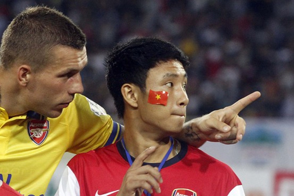 Podolski vui mừng chia sẻ ảnh chụp cùng “người bạn từ Hà Nội” Vũ Xuân Tiến 3