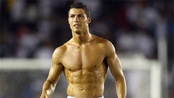 Cristiano Ronaldo khoe cơ bắp gân guốc cực "dị" trên sân tập 8