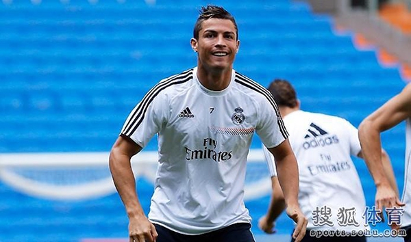 Cristiano Ronaldo khoe cơ bắp gân guốc cực "dị" trên sân tập 4