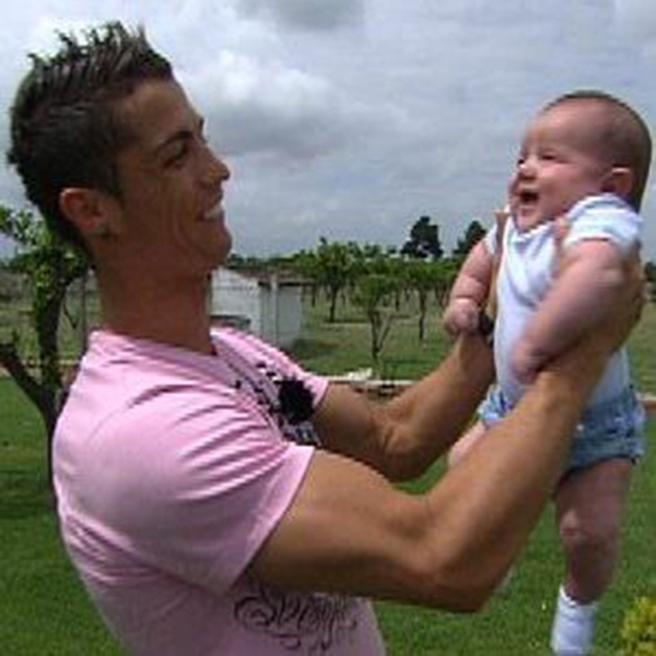 "Cristiano Ronaldo con" càng lớn càng bảnh bao giống bố 1