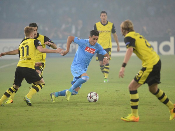L&agrave;m trọng t&agrave;i sợ mất v&iacute;a, HLV của Dortmund bị truất quyền chỉ đạo 4