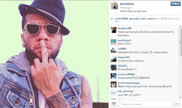 Dani Alves dùng ngón tay thối để "phản pháo" antifan 1