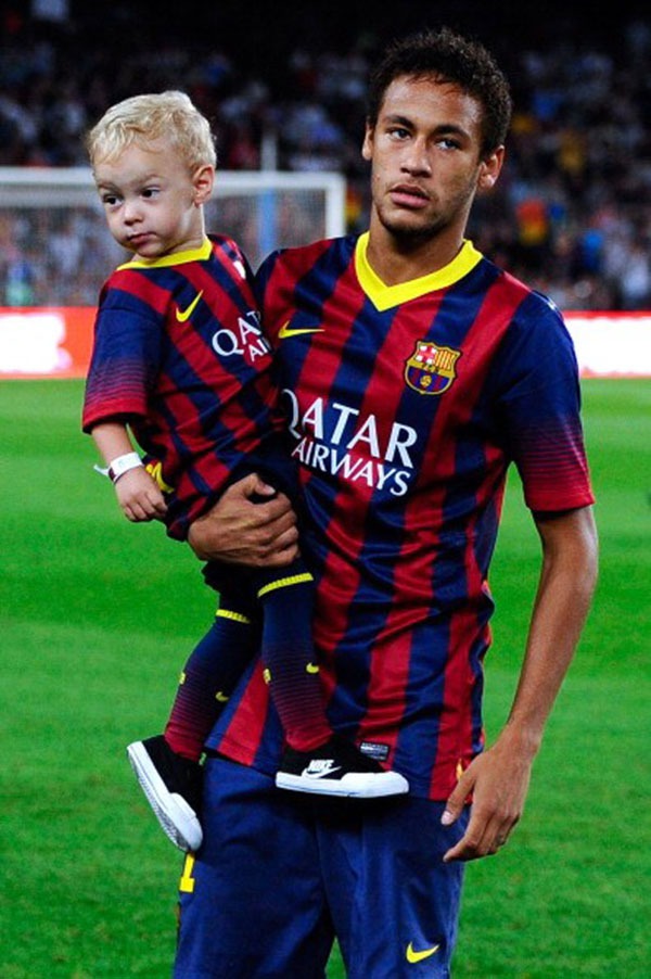 Messi và Neymar rủ nhau khoe "quý tử" 4