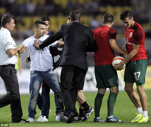 Gareth Bale bị fan cuồng “tấn công” ngay trên sân 5