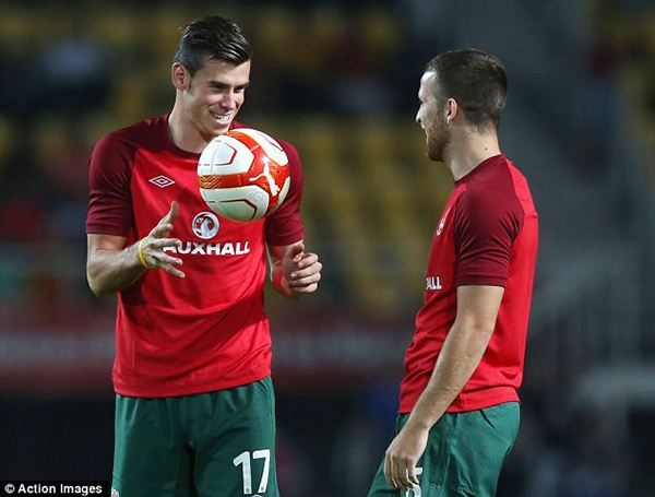 Gareth Bale bị fan cuồng “tấn công” ngay trên sân 6