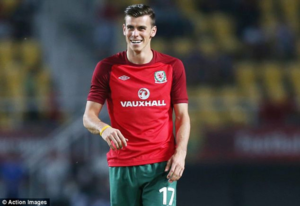 Gareth Bale bị fan cuồng “tấn công” ngay trên sân 7