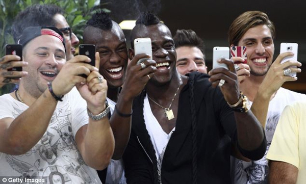 Balotelli “nhăn nhở” khoe iPhone cùng đám chiến hữu 2