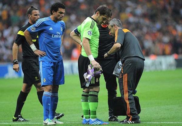 Casillas dùng nắm đấm để "trả thù" Ramos 2