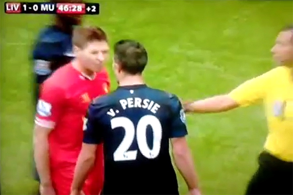 Va chạm trên sân, Van Persie bị Gerrard gọi là “thằng đần độn” 1