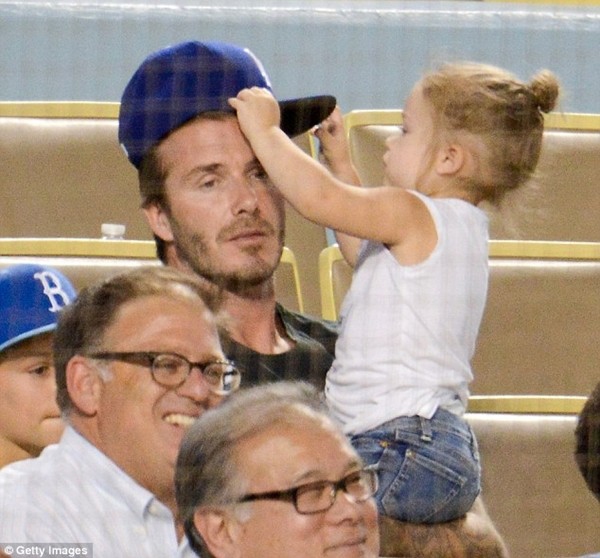 Những hình ảnh siêu dễ thương của bé Harper Seven Beckham 26