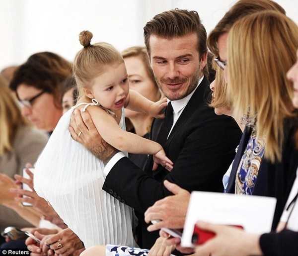 Những hình ảnh siêu dễ thương của bé Harper Seven Beckham 1