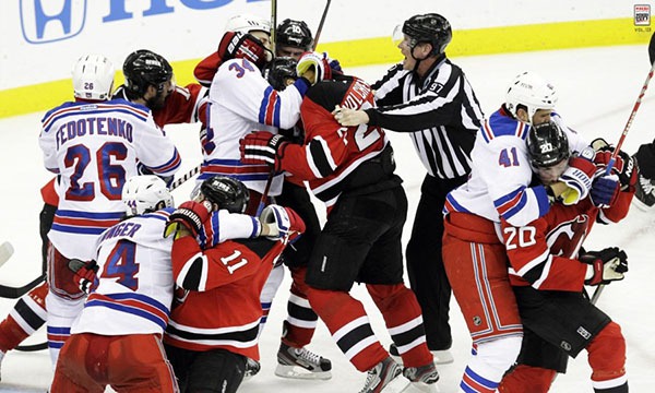 Những “trận chiến” đẫm máu trên sân băng Hockey 19