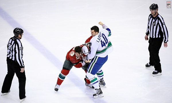 Những “trận chiến” đẫm máu trên sân băng Hockey 2