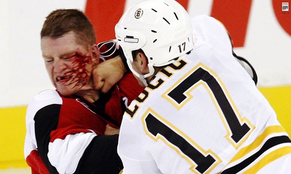 Những “trận chiến” đẫm máu trên sân băng Hockey 14