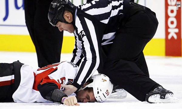 Những “trận chiến” đẫm máu trên sân băng Hockey 26