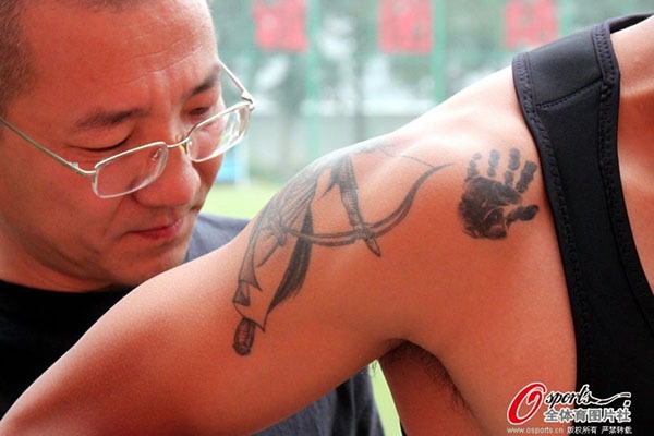 Bắt chước Ibrahimovic, dàn cầu thủ Trung Quốc cũng mặc “áo ngực” 5