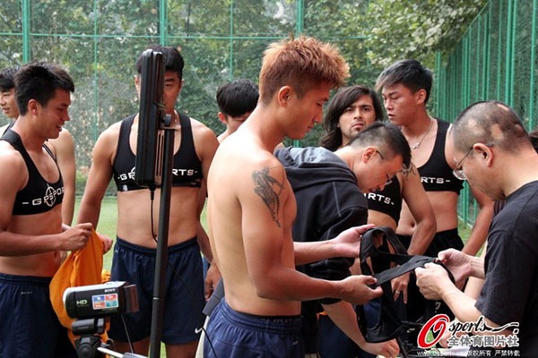 Bắt chước Ibrahimovic, dàn cầu thủ Trung Quốc cũng mặc “áo ngực” 6