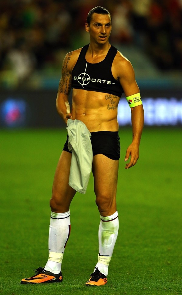 Bắt chước Ibrahimovic, dàn cầu thủ Trung Quốc cũng mặc “áo ngực” 1